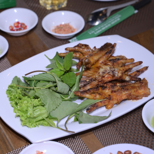 CHÂN GÀ NƯỚNG MUỐI ỚT